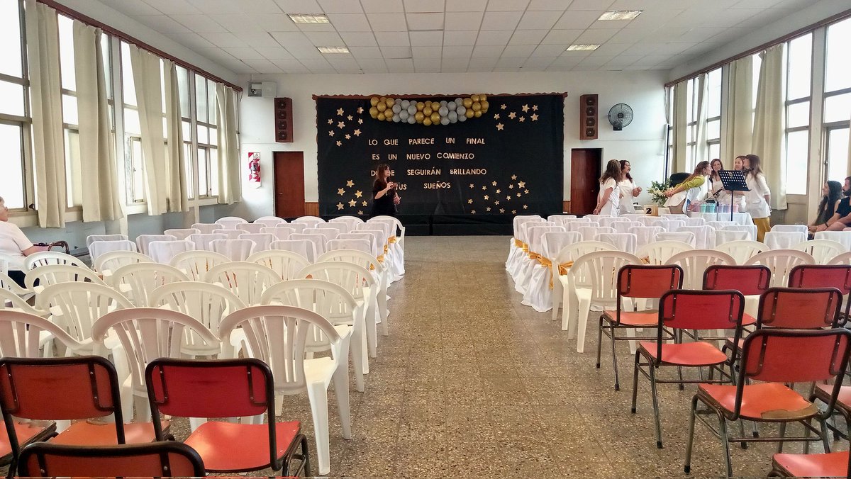JessiCairo95's tweet photo. Egresados escuela primaria N°2, se cierra un ciclo que marca el fin de una etapa y el comienzo de un nuevo viaje. ¡Felicidades, egresados!  #Egresados #FiestaDeEgresados #Nostalgia #Camarógrafa https://t.co/evmbgkWp2e