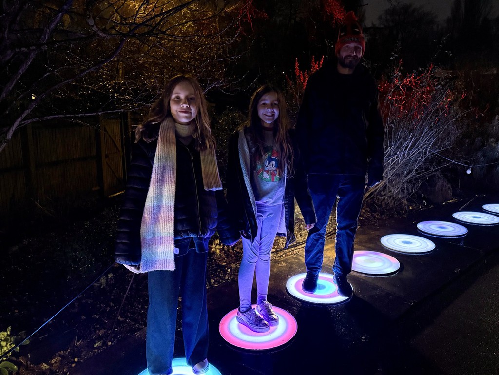 zoecorkhill's tweet image. Luminate is at the Birmingham Botanical Gardens until January 1st, and tickets vary depending on the day of the week, with a family ticket costing you around £70.

Read more 👉 bit.ly/3OZKweb

#Luminate #LightTrail #BirminghamBotanicalGardens