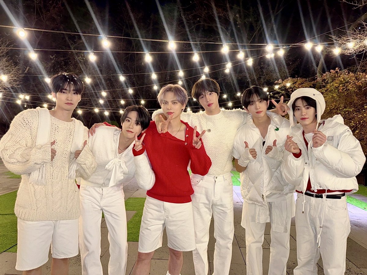 OfficialC9ent's tweet photo. <ENA 케이팝업 차트쇼> 🎄크리스마스 특집🎄이보다 완벽한 스페셜 스테이지는 없었다❗
CIX와 EPEX의 무대 보고 더 포근���고 따뜻한 연말 보내세요💕

#CIX #씨아이엑스 #BX #현석 #EPEX #이펙스 #금동현 #백승 #에이든 #제프 #일년의마지막밤 https://t.co/3y9YdO5OYR