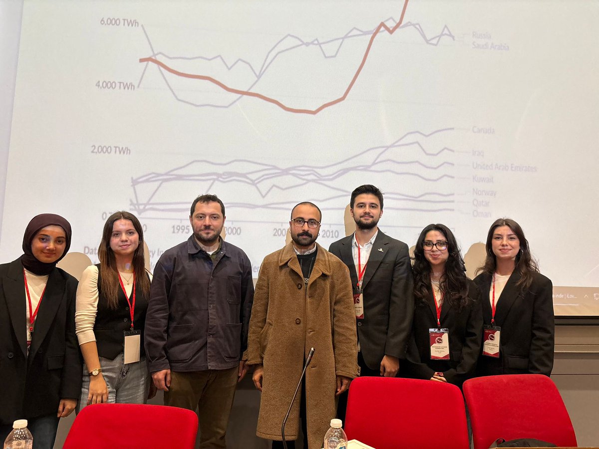iusuik's tweet photo. 19 Aralık tarihinde 49W ekibinden Yaşar Altundağ’ı okulumuzda ağırladık.”Dünyada Neler Oluyor?” başlığı ile dünyanın son zamanlardaki gündemlerini tartıştık. 200’ü aşkın katılımcı ile etkinliğimizi başarılı şekilde gerçekleştirdik. Katılımı için Yaşar Altundağ’a teşekkür ederiz🙏🏻 https://t.co/yNsLhKtMuC