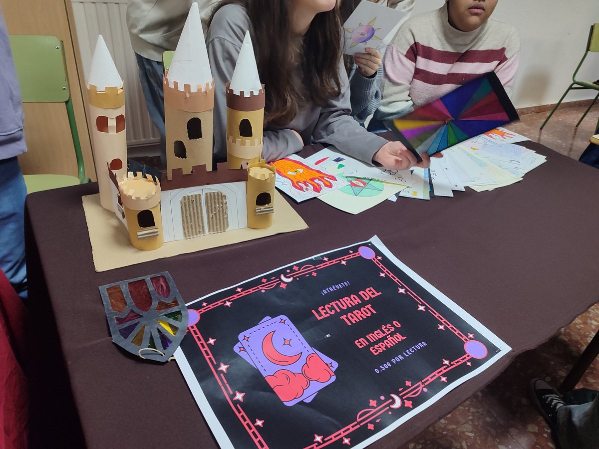 Celebrando el mercadillo medieval, como producto final del proyecto interdisciplinar de 2° de la ESO y recaudando fondos para los damnificados por la Dana. ¡Gracias a todos! ⚜️🎄