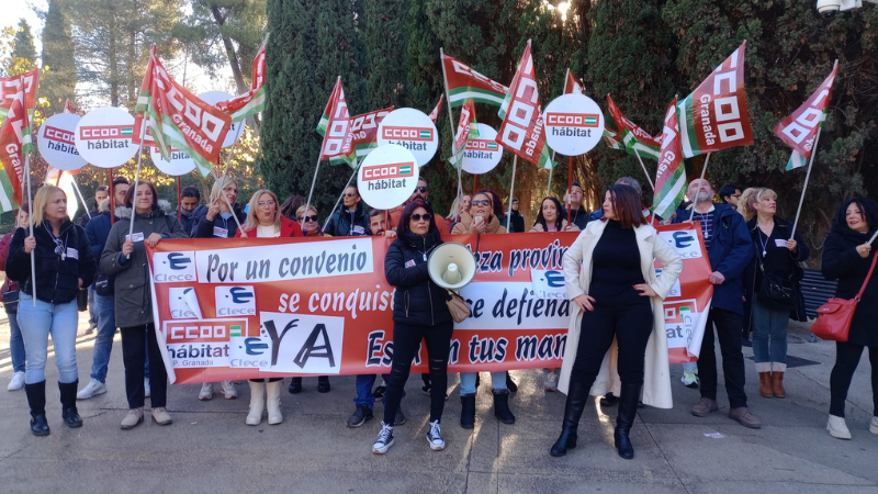 CCOOHabitat_AN's tweet photo. La secretaria general de @CCOOHabitat_Gr, Angustias Díaz, ha denunciado durante las ✊movilizaciones que la patronal “ejerce un ✋🤚bloqueo total al negarse a aprobar una subida salarial equiparable al Salario Mínimo Interprofesional”

Más...
https://t.co/joAf3ltMVt https://t.co/ahOCkxofCy