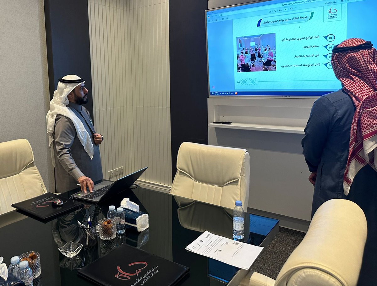 Nbhabir's tweet photo. قامت جمعية النبهانية للخدمات الإنسانية والاجتماعية بزيارة جمعية حياة للتنمية الأسرية بالرس @hayat_alrs ، بهدف تبادل الخبرات في مجال دعم وتأهيل الشباب المقبلين على الزواج لتعزيز استقرارهم الأسري. https://t.co/vXb1iSOWDa