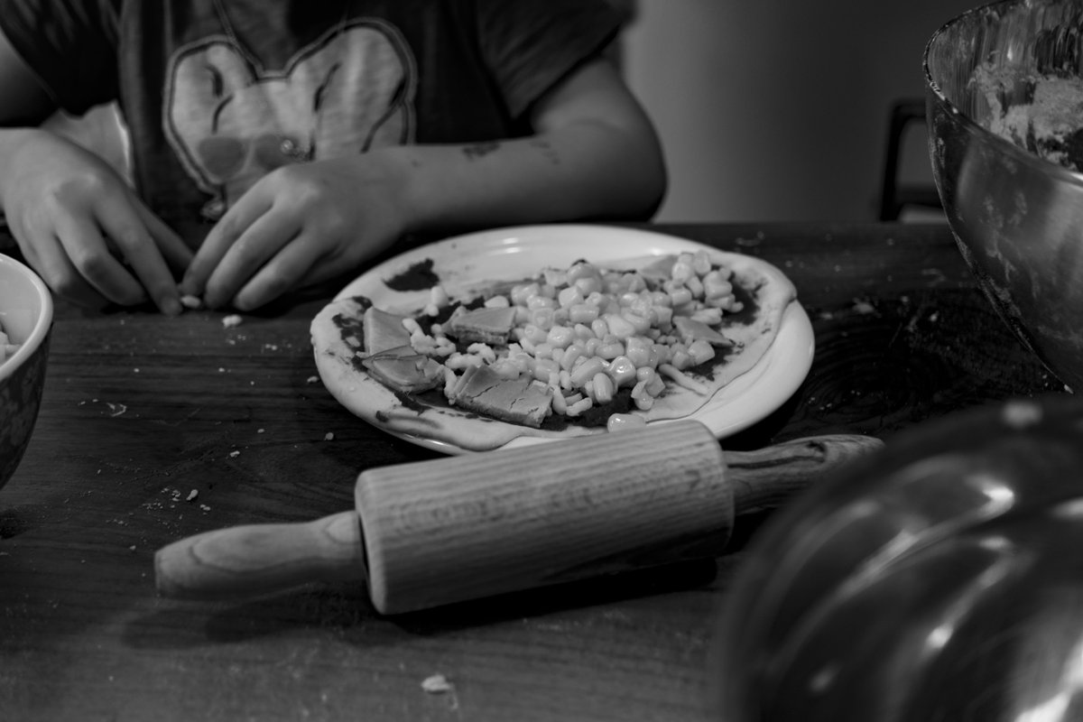 Homemade pizza in the making.

🔗 claudiorimann.com/photos/2024-12…