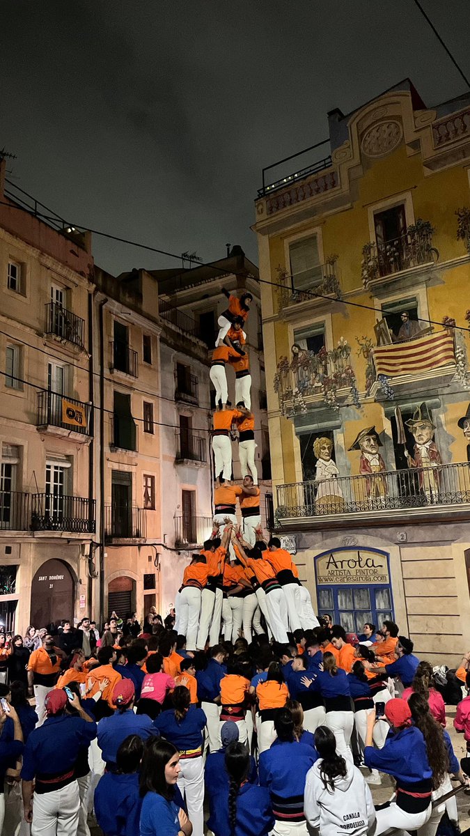 gustavotgn's tweet photo. Castells folrats universitaris descarregats aquest tram (2d7f, pd6f i 3d8f)

PATAQUERS 7

Ganàpies 3
Arreplegats 3
Bergants 2
Marracos 2

I els únics en descarregar tots tres @PataquersURV

Quin deliri el d'aquesta colla amb els folres. https://t.co/p5wjcIRTOn