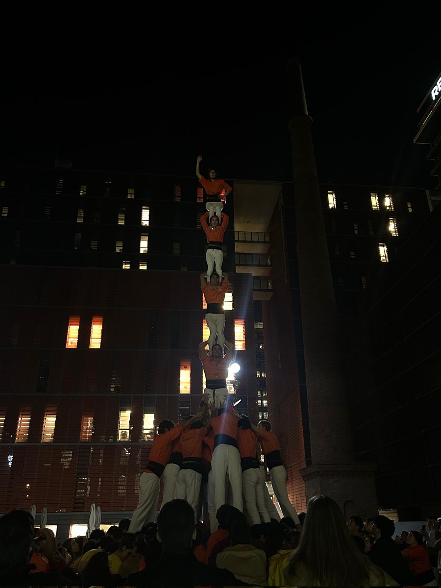 gustavotgn's tweet photo. Castells folrats universitaris descarregats aquest tram (2d7f, pd6f i 3d8f)

PATAQUERS 7

Ganàpies 3
Arreplegats 3
Bergants 2
Marracos 2

I els únics en descarregar tots tres @PataquersURV

Quin deliri el d'aquesta colla amb els folres. https://t.co/p5wjcIRTOn