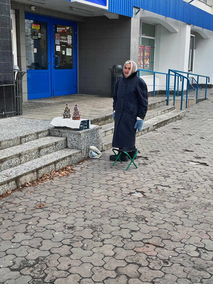 maaret771373's tweet photo. Біля магазину «АТБ» стоїть ось така бабуся, яка продає hand-made ялинки. 
Я підійшла до неї питаю:
- Доброго дня! В яку ціну ялинка? 
Б: 
- Та всього 150 грн. Я дуже багато праці вклала. В магазині маленькі ялиночки по 400 грн. Я розумію, що зараз всім важко, але я старалася!
1/1 https://t.co/I3HOVGFiVh