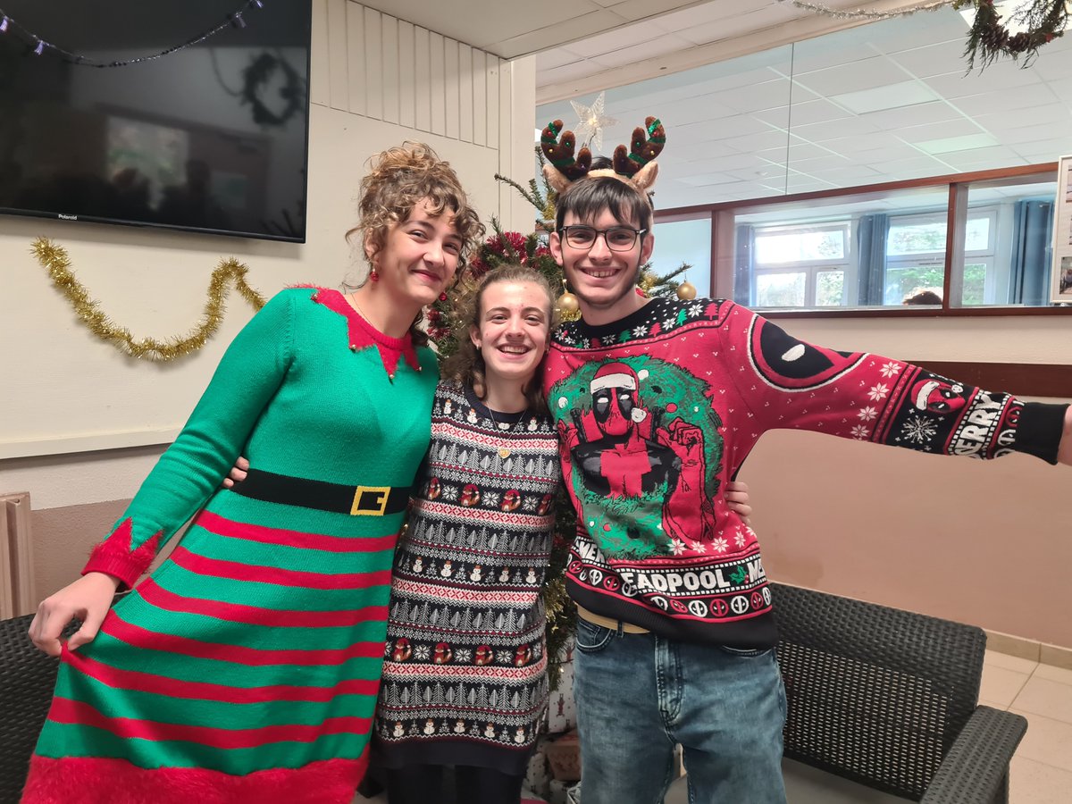 LeCHEP78's tweet photo. Photocall du jour ! 🎄🎉
On a même vu le #perenoel au CHEP !😍
#ecoledusavoirvert #chep78 #pulldenoel #lyceepro #lyceeprofessionnel #noel #laventureduvivant #enseignement #education #formation #etudes #enseignementagricole #agricole #cfa #apprentissage #alternance #joyeuxnoel https://t.co/hSuSQNBajL