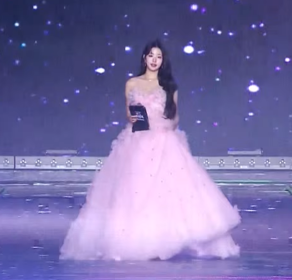 Wonyoung with a huge pink dress at the 2024 KBS Song Festival.