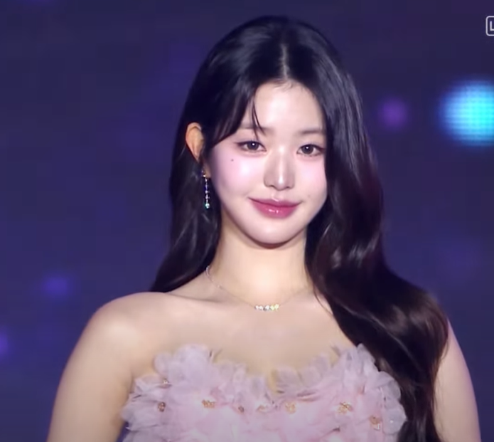 Wonyoung with a huge pink dress at the 2024 SBS Song Festival. Wonyoung with a huge pink dress at the 2024 SBS Song Festival.