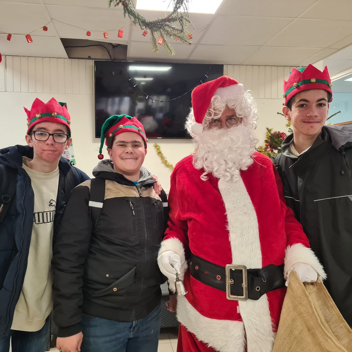 LeCHEP78's tweet photo. Photocall du jour ! 🎄🎉
On a même vu le #perenoel au CHEP !😍
#ecoledusavoirvert #chep78 #pulldenoel #lyceepro #lyceeprofessionnel #noel #laventureduvivant #enseignement #education #formation #etudes #enseignementagricole #agricole #cfa #apprentissage #alternance #joyeuxnoel https://t.co/hSuSQNBajL