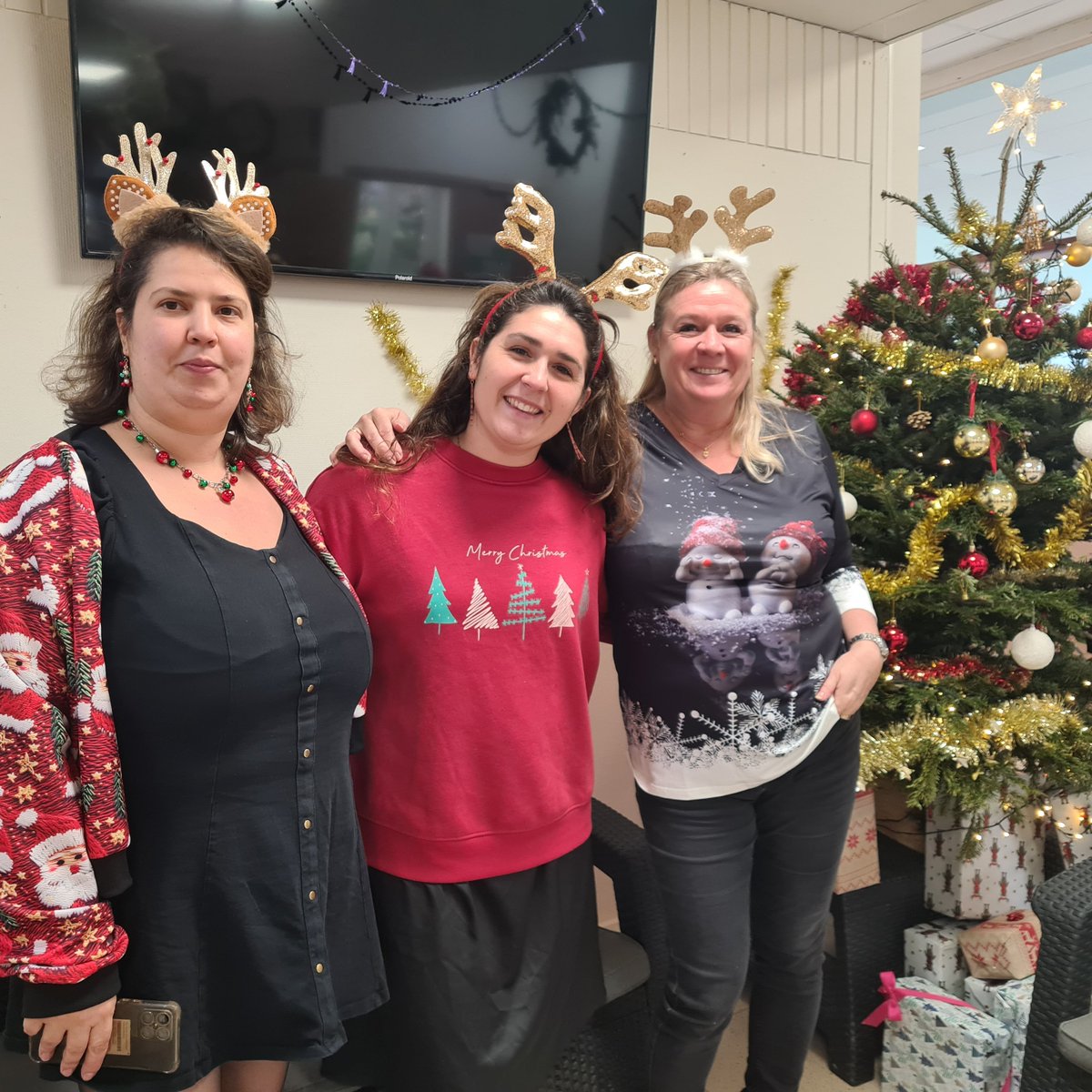 LeCHEP78's tweet photo. Photocall du jour ! 🎄🎉
On a même vu le #perenoel au CHEP !😍
#ecoledusavoirvert #chep78 #pulldenoel #lyceepro #lyceeprofessionnel #noel #laventureduvivant #enseignement #education #formation #etudes #enseignementagricole #agricole #cfa #apprentissage #alternance #joyeuxnoel https://t.co/hSuSQNBajL
