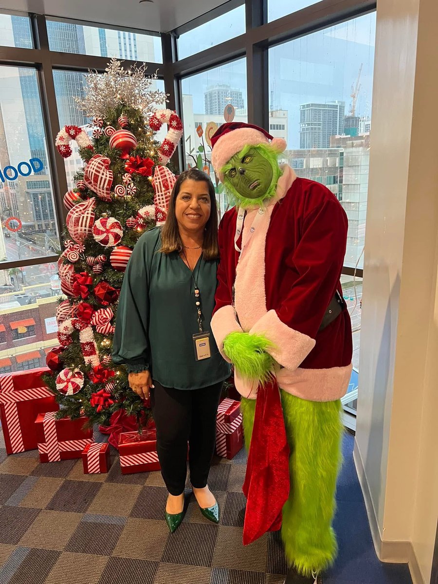 BrowardESOL's tweet photo. The Bilingual/ESOL team wishes everyone a very Happy Holiday season. May the new year bring peace, good health &amp; many blesssings! @VickySaldala @mnelsas @BCPSDualLang @guerra_blanqui @MrsAnnetteR @MrRosenauer @RosieESOLIF @MrsEdwards2213 @YuisaLecar @JennESOLIF @browardschools https://t.co/1G9AVPtMk0