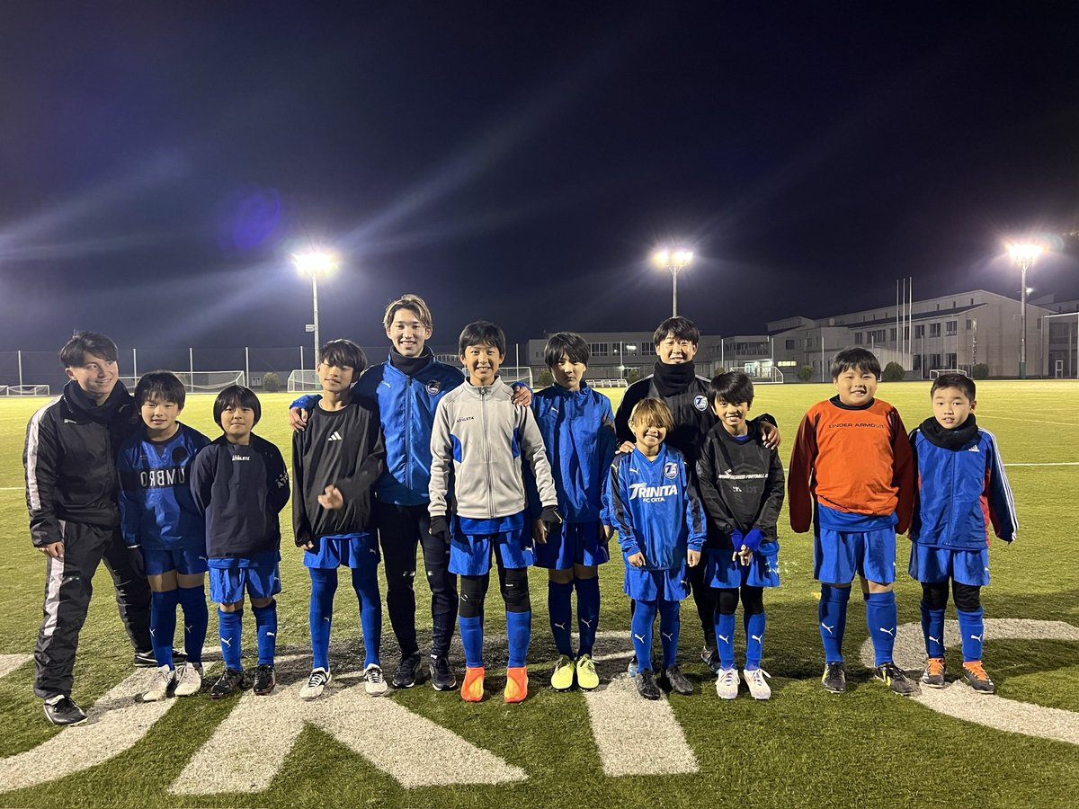 trinita_school's tweet photo. 【大分トリニータ　スクール訪問】

2024.12.13(金)

#松岡颯人 選手が山香校に来てくれました！
杵築市出身の選手でスクール生も地元のスターに会えて喜んでいました！

コーチ・選手vs子供達では
こんなシーンも・・・

スクール無料体験実施中↓
https://t.co/i62dHe0yXD

#大分トリニータ https://t.co/M6Qjsf6ECI
