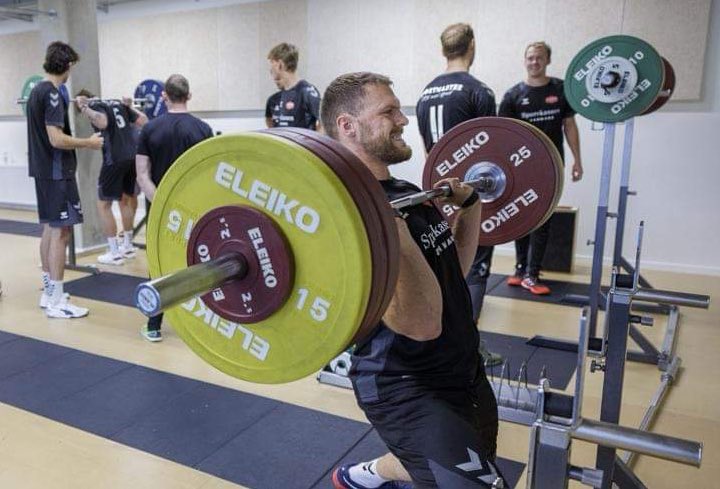 Jeg aner ikke, hvad Benjamin Jakobsen laver her, men jeg håber fandeme, han huskede, at sidste sæt er oprydning.

Foto: Henrik Bo/Nordjyske