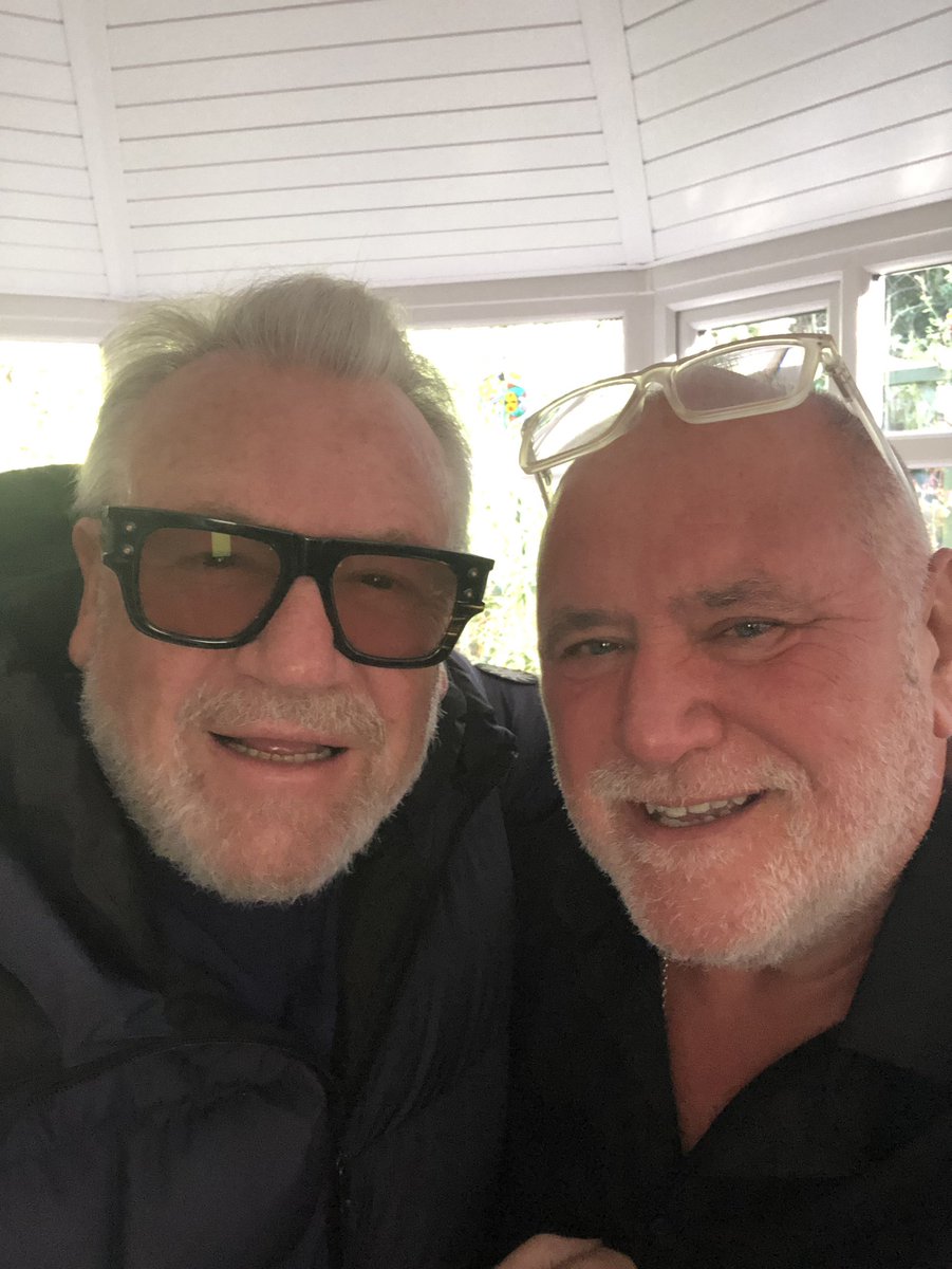 Had a visit this morning from Raymondo and Joe. He’s doing well and over West Ham tomorrow with his Grandson ⚒️💙🎄🎅🎄🎅