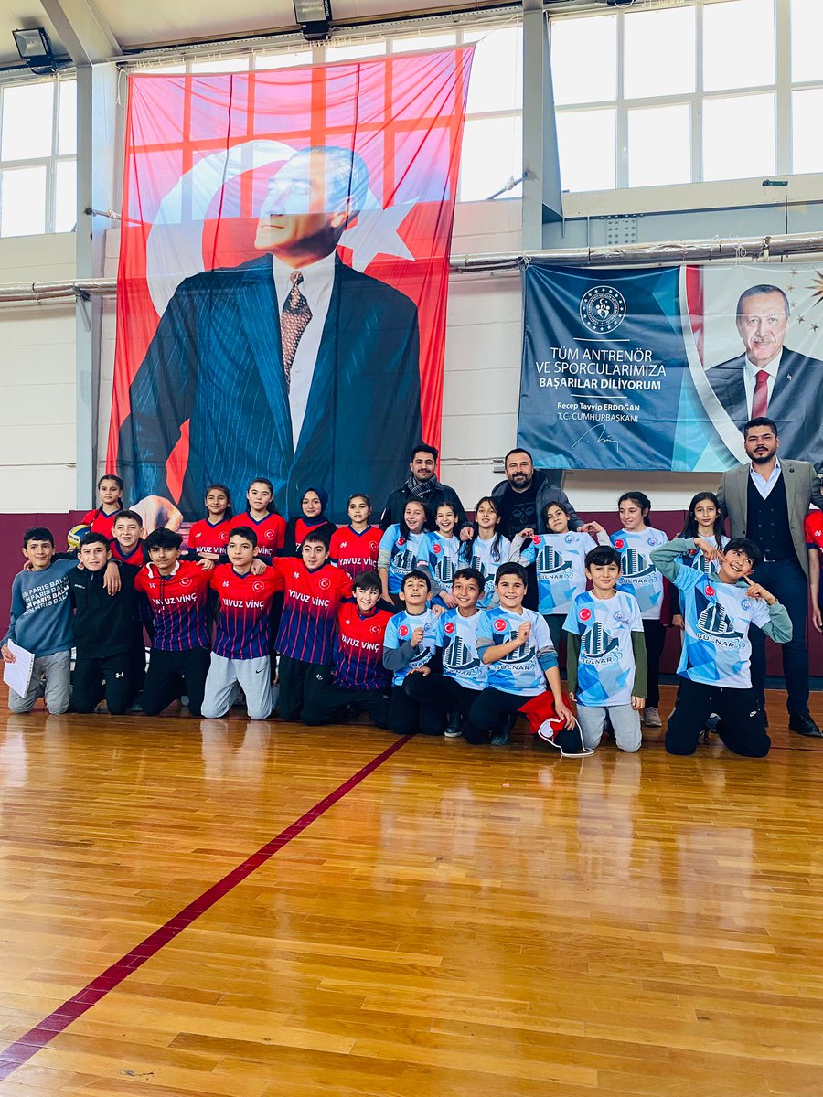 İlçemizde düzenlenen Kaleli Yakan Top Turnuvasında 5-6. sınıflarda öğrencilerimiz 1. oldular. Aynı turnuvanın 7-8. sınıflarında ise öğrencilerimiz 3. oldular. Öğrencilerimizi ve öğretmenimizi tebrik eder başarılarının devamını dileriz.
<a href="/fazilet_durmus/">Fazilet Öğretmen 🇹🇷</a> 
<a href="/yusufziyayakti/">Yusuf Ziya Yaktı</a> 
<a href="/h_kadim33/">Hüseyin KADİM</a>