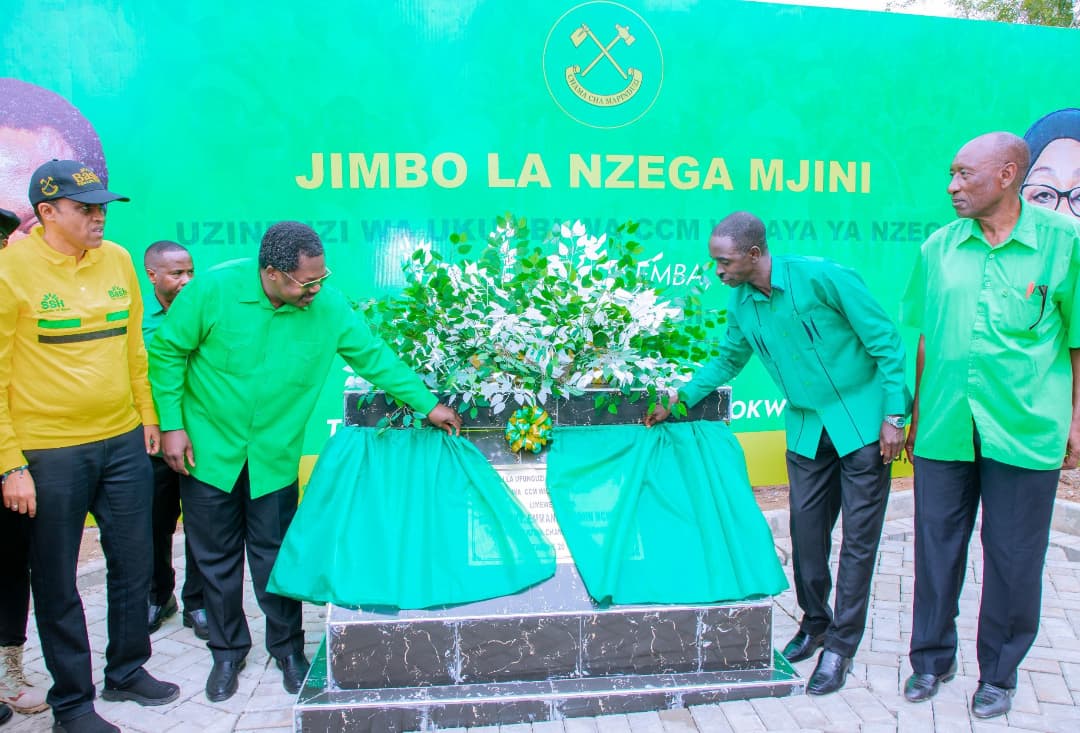 CcmKazini's tweet photo. KATIBU Mkuu wa @ccm_tanzania, Balozi @nchimbie Nchimbi akipokelewa Wilaya ya Nzega, tarehe 20/12/2024. Kabla ya kushiriki Mkutano Mkuu wa Jimbo la Nzega mjini,Amezindua ukumbi wa mikutano unaomilikiwa na CCM (W) Nzega, wenye uwezo wa kutumiwa na watu takribani 1,500 - 1,900. https://t.co/FBRq1fwzZ1