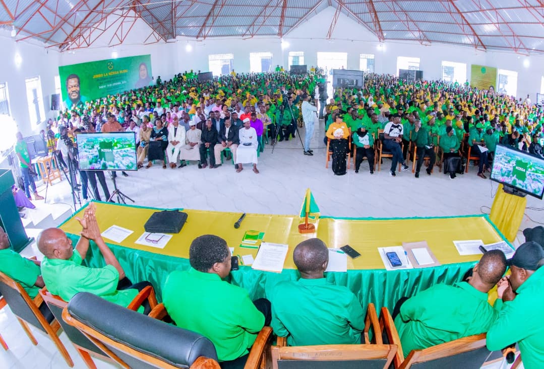CcmKazini's tweet photo. KATIBU Mkuu wa @ccm_tanzania, Balozi @nchimbie Nchimbi akipokelewa Wilaya ya Nzega, tarehe 20/12/2024. Kabla ya kushiriki Mkutano Mkuu wa Jimbo la Nzega mjini,Amezindua ukumbi wa mikutano unaomilikiwa na CCM (W) Nzega, wenye uwezo wa kutumiwa na watu takribani 1,500 - 1,900. https://t.co/FBRq1fwzZ1
