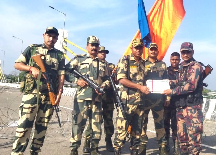 BSF_Tripura's tweet photo. On 20th Dec 2024, #BSF #Tripura, on the occasion of BGB Day, exchanged sweets with the counterpart Border Guard #Bangladesh (BGB) at #IntegratedCheckPost, #Agartala & Maitree bridge #Sabroom. BSF Tripura conveys best wishes to all BGB personnel on its raising day.
#BSFTripura https://t.co/IEOZ8UAdHS