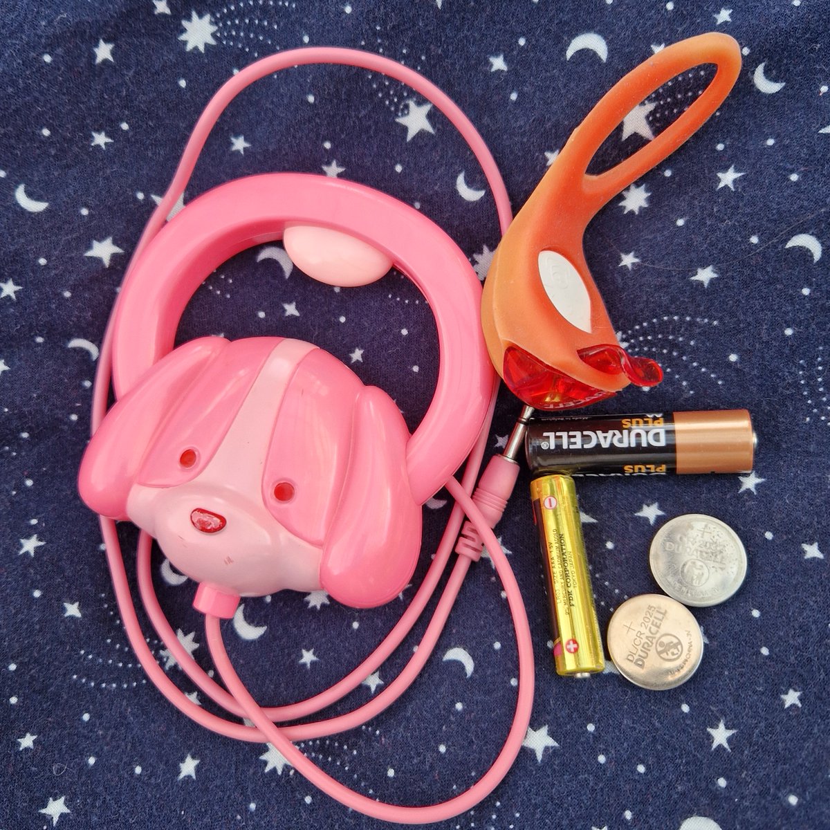 🚨 Reminder: Lithium batteries &amp; electronics with hidden lithium-ion batteries should NEVER be thrown in regular rubbish or recycling bins! 🛑 Proper disposal is key to safety. Learn how to dispose of them responsibly: wrwa.gov.uk/materials/batt… 🔋♻️ #WasteSafety #BatteryDisposal