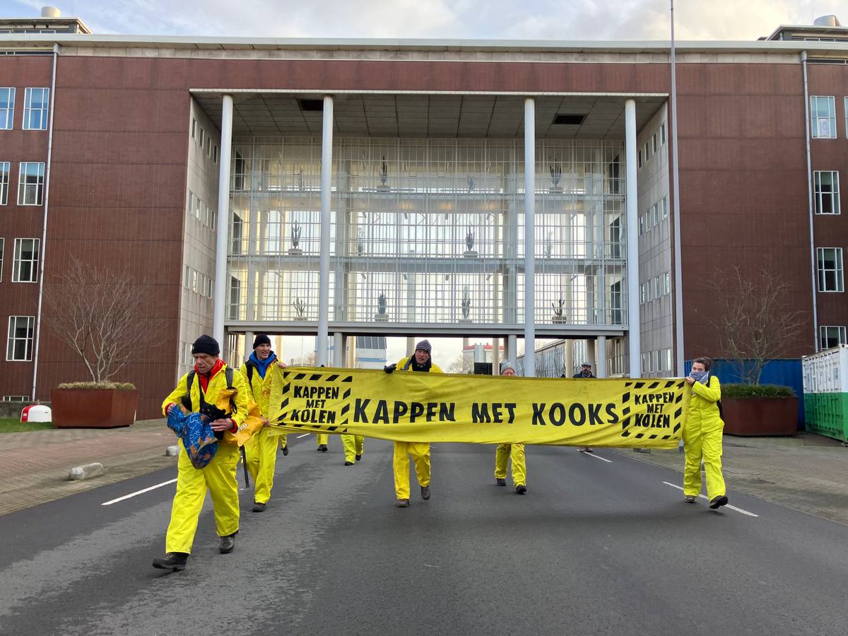 Sinds 12.00 blokkeren we een toegangspoort bij Tata Steel. We eisen dat #TataSteel de twee kooksgasfabrieken op het terrein per direct sluit, omdat ze veel meer uitstoten dan is toegestaan en een gevaar vormen voor de volksgezondheid. #kappenmetkolen