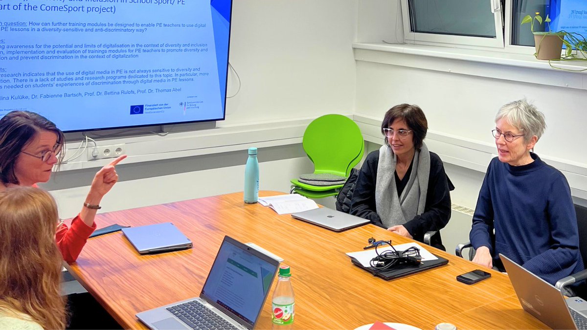 🔬 RECERCA | Anna Vilanova, professora de l’INEFC Barcelona, ha dut a terme una estada de recerca a la Universität zu Köln (Alemanya)

🧑‍🤝‍🧑 Hi ha impartit una sessió i ha exposat iniciatives impulsades pel @GISEAFE i la Red LGTBIQ+EFD

ℹ️tuit.cat/7h0rq

#RecercaINEFC