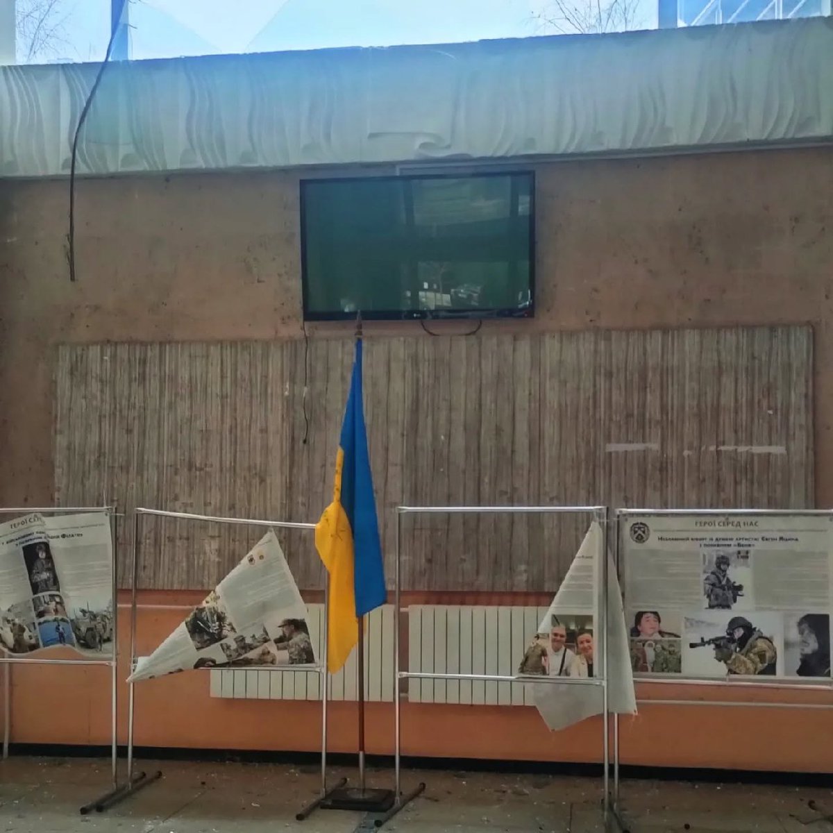 stentekhaofirst's tweet photo. ‼️Прошу поширення‼️
Внаслідок вранішньої ракетної атаки сильно постраждав мій університет, було вибито 105 звичайних вікон, 20 великих вікон у холі, пошкоджено багато апаратури та меблів. Якнайшвидше відновлення потребує грошей, яких наразі немає. https://t.co/w22QEkf5gH