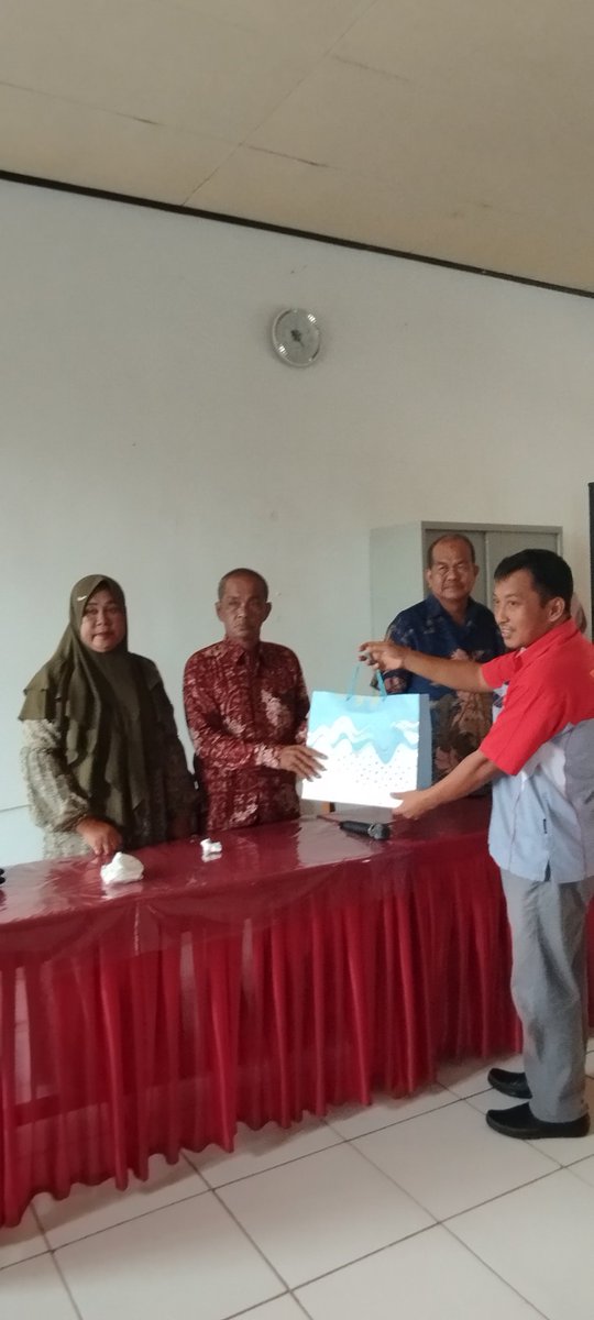 smkn5luwu's tweet photo. Selamat memasuki masa purnabakti kepada Bapak Kepala UPT SMKN 5 Luwu dan Bapak Kepala TU SMKN 5 Luwu. Sehat dan panjang umur... Aamiin @Disdik_Sulsel28
#smkn5luwu #smkbisahebat #disdikprovsulsel https://t.co/3cSNAxkFd8