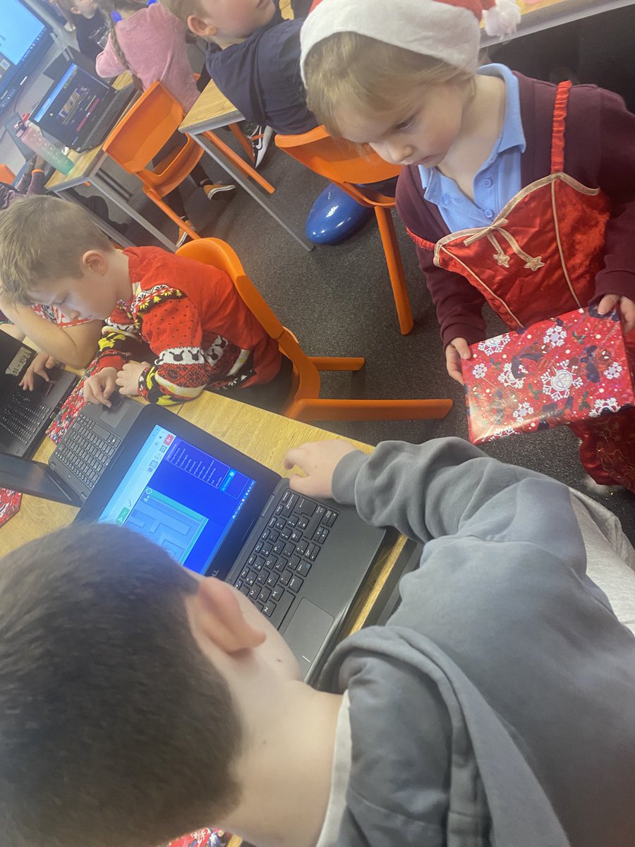 Y4 had a visit from some of Santa’s elves this morning delivering their gifts 🎁 🎁🤶🤶