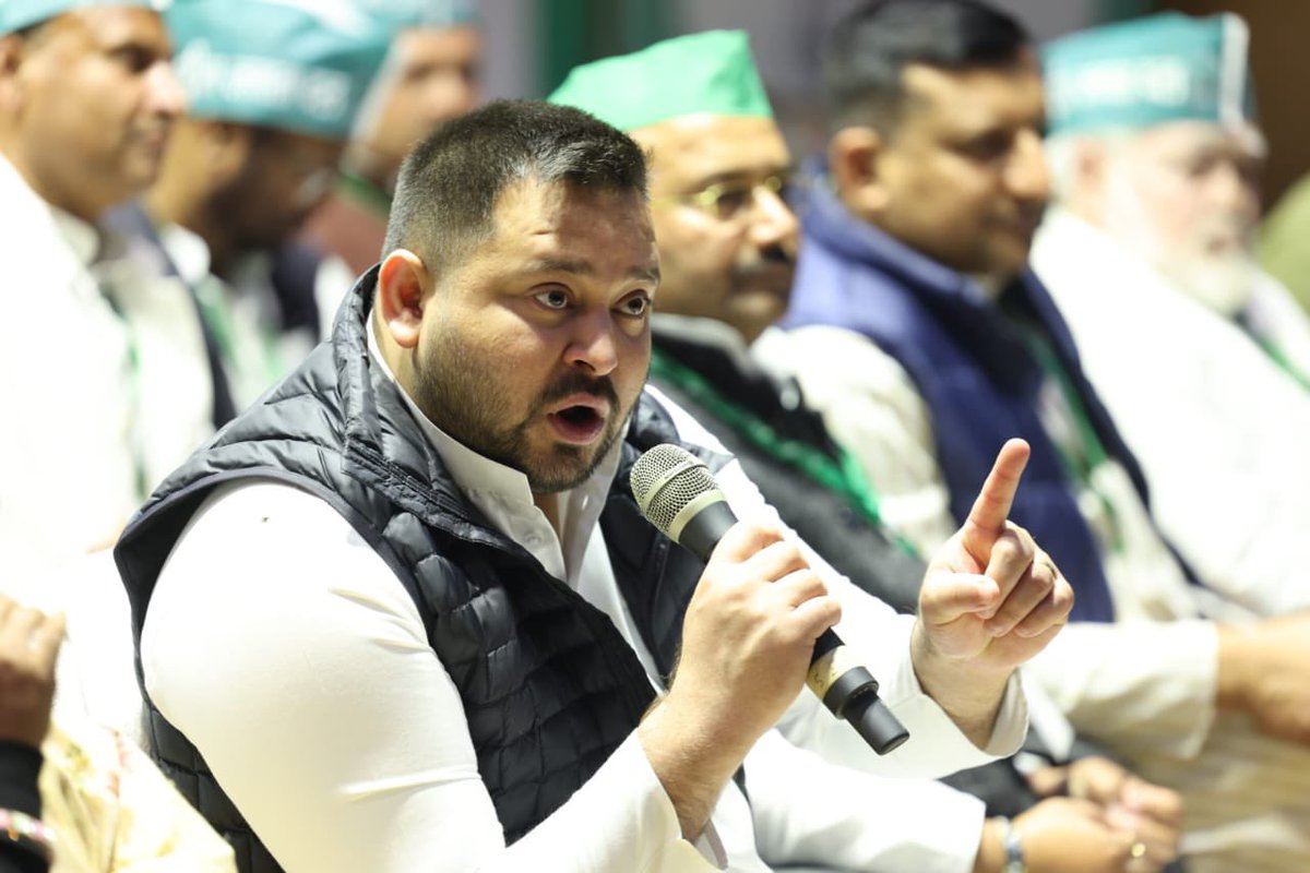 yadavtejashwi's tweet photo. अगर संघी भाजपाई हमारे पूजनीय बाबा साहेब अंबेडकर को गाली देंगे, अपमानित करेंगे तो उनकी वैचारिक संतानें देश में उथल-पुथल मचा देंगी।ये एक नये बहुजन उभार का संकेत मात्र है।

आज पूर्णिया में कार्यकर्ता दर्शन सह संवाद यात्रा में उपस्थित साथियों ने बाबा साहब की तस्वीर सीने से लगाकर देश के गृह मंत्री और प्रधानमंत्री को बता दिया है कि बाबा साहब के सिपाही सार्वजनिक माफ़ी से कम पर मानेंगे नहीं। #Ambedkar