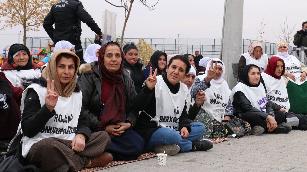 Rojava nöbetinde 8'inci gün: Çapemeniya azad rûmeta me ye!

Nusaybin-Qamişlo sınırındaki nöbet eyleminin 8'inci gününde katledilen gazeteciler Nazım Daştan ve Cihan Bilgin anıldı. 

Halk, 'Özgür Basın Onurumuzdur' sloganları attı.