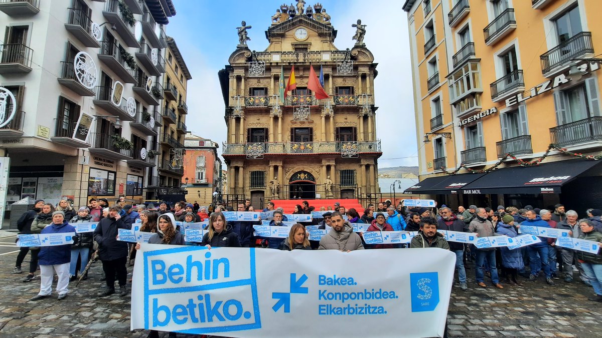 ↗️↙️Presoen etxeratzea eta behin betiko konponbidea aldarrikatu ditugu Hego Euskal Herriko hiriburuetan

🔗labur.eus/36xDJ

#BehinBetiko
#Etxera
#Urt11Bilbora