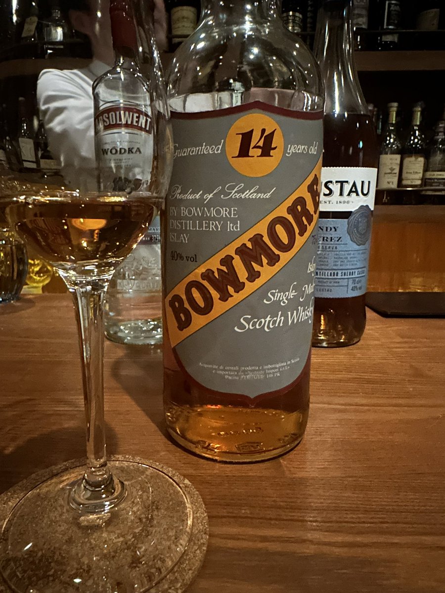 BOWMORE 14年
1971年に蒸留されて、イタリアのセスタンテインポートが1985年に瓶詰めした
#セスタンテボウモア 
丸く柔らかくジェントルな味でした🥃
