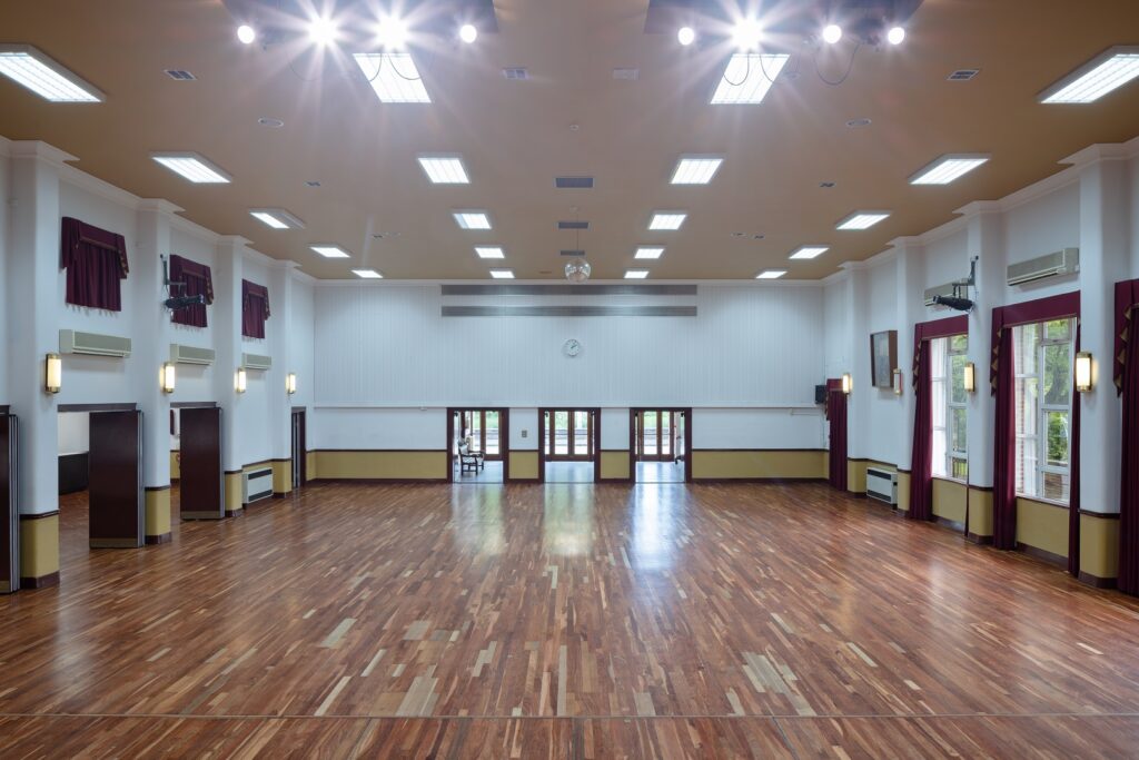 DoMoreRed's tweet image. Sir James Hawkey Hall is perfect venue to hire for any event you have in mind. We cater to all, from #Weddings 💒and #Receptions to live #theatre 🎭and performances, with a large ##stage, lighting 💡rig and sound 📢equipment available.

➡️Find out more: vrcl.uk/sjhh