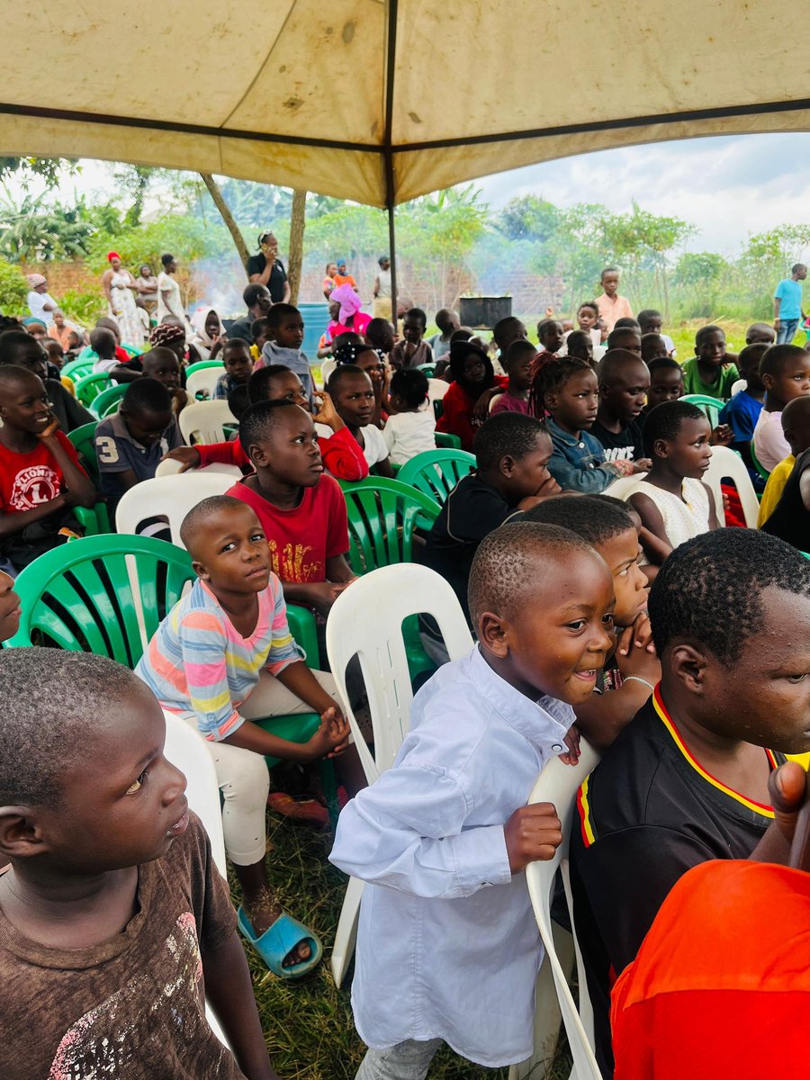 greatchildfound's tweet photo. Spreading the joy of Christmas to these beautiful children.
#Christmas 
#donate 
#christmasparty 
#children 
#greatchildfoundation https://t.co/ym1VgPTTEJ