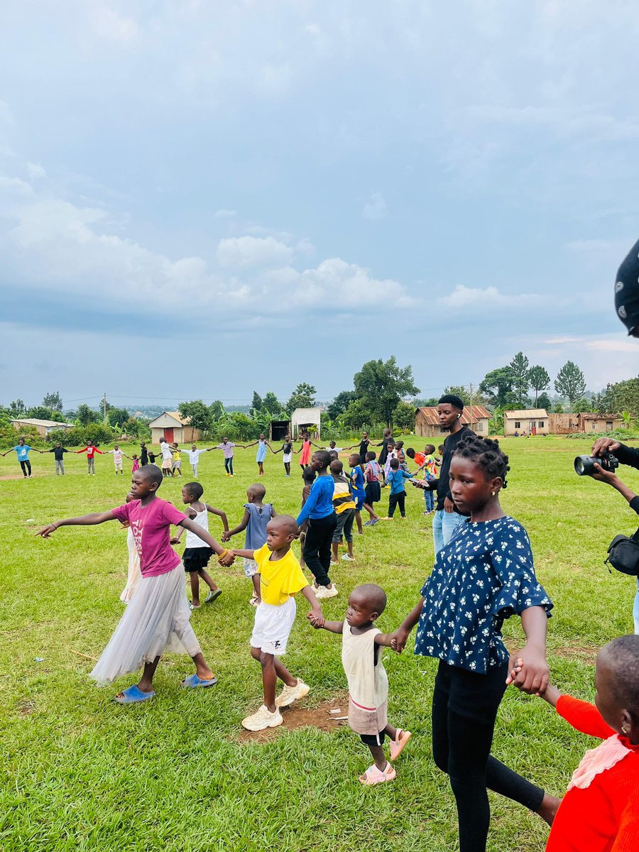 greatchildfound's tweet photo. Spreading the joy of Christmas to these beautiful children.
#Christmas 
#donate 
#christmasparty 
#children 
#greatchildfoundation https://t.co/ym1VgPTTEJ