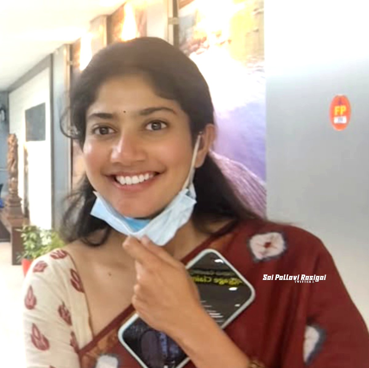 SaipalluRasigai's tweet photo. @Sai_Pallavi92 spotted at #ChennaiAirport yesterday with her ever-charming smile❤️ #FansClick
#ChennaiFilmFestival #BestActress #SaiPallavi𓃵 #CIFF #amaran
#SaiPallaviSenthamarai #SaiPallavi https://t.co/0eL3B6qGEN