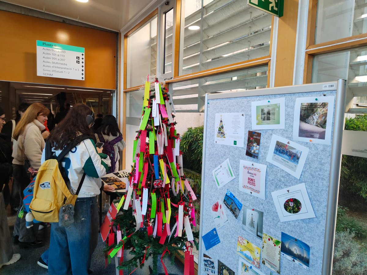 TraduccioUAB's tweet photo. La FTI us desitja bones festes! ⭐️⭐️

🎄📷Us deixem aquí fotografies de l'últim dia de classe, les felicitacions que ha rebut la facultat i torrons i neules per endolcir els últims exàmens de l'any 2024! https://t.co/QxA9I60io7