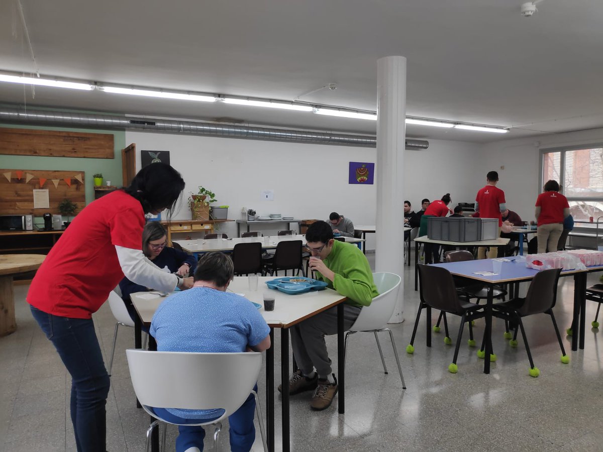 #MenúdeNadal per als usuaris i usuàries del #CentreOcupacional by @cocacola_esp 🤩🙌🏼Volem donar un altre agraïment a totes les persones voluntàries de la companyia que ahir van estar servint-nos tradicionals #platsnadalencs 👏🏼🥳Gràcies per fer que el Nadal ens sàpiga a màgia😋🪄