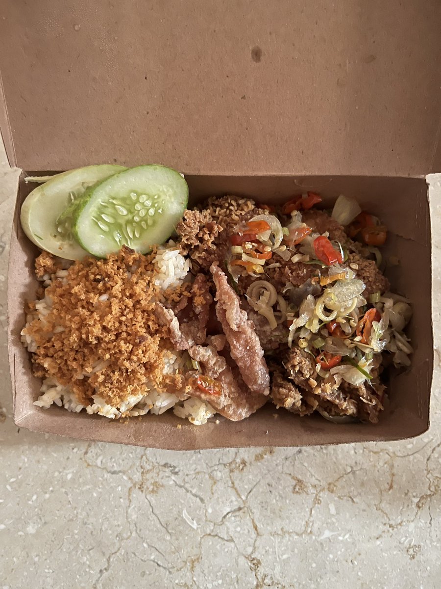 pweetynxi's tweet photo. YUMMYYY‼️

Pecinta sambel matah wajib cobain ini sih🤤

Sambelnya enak &amp; seger, ayamnya gede, bumbu ayamnya meresap sampe ke dalem, rempahnya berasa, nasinya berbumbu &amp; free kremesan juga. Nikmat bgt pokoknya 🫵 https://t.co/ZutqkVgcwW