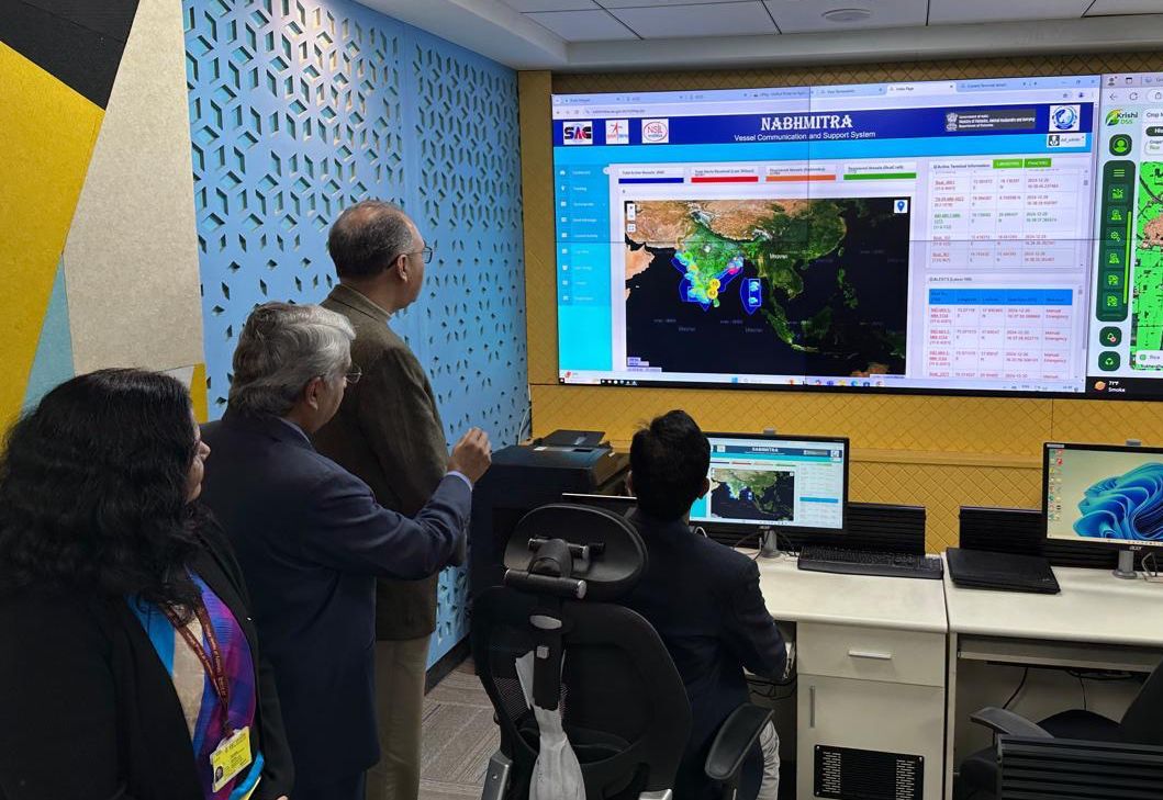 FisheriesGoI's tweet photo. Dr. Abhilaksh Likhi, Secretary, DoF, along with Ms. Neetu Kumari Prasad, Joint Secretary (Marine Fisheries), and Shri Sagar Mehra, Joint Secretary (Inland Fisheries) visited  Command and Control Centre at Krishi Bhawan to view  NABHMITRA: Vessel Communication and Support System Dashboard.

#Nabhmitra #FisheriesInnovation #DigitalIndia #MarineTechnology