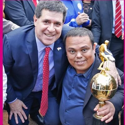 delpynews's tweet photo. ▶️MIRÁ VOS | ​​​​​​​​​​​​🤔

Mortero Bala quiere ser senador y aseguró que Cartes es su ídolo personal.👀

🗣️"Mi foto con él tengo en mi pieza, en mi sala, donde entres en mi casa. Le guste a quien le guste".

👉En caso de llegar al Congreso, el comediante quiere impulsar proyectos en favor de las personas con discapacidad y de talla baja.

​📻​Ñandutí