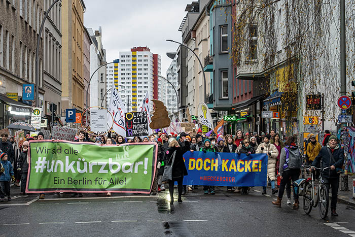 Nicht mit uns - wir sind Unkürzbar! Mehr als 5.000 Menschen demonstrierten am 15. Dezember 2024 in Berlin gegen den Kahlschlag durch die Kürzungen des Berliner Senats.
Fotos: umbruch-bildarchiv.org/wir-sind-unkue…
#Unkürzbar #b1512 #berlin