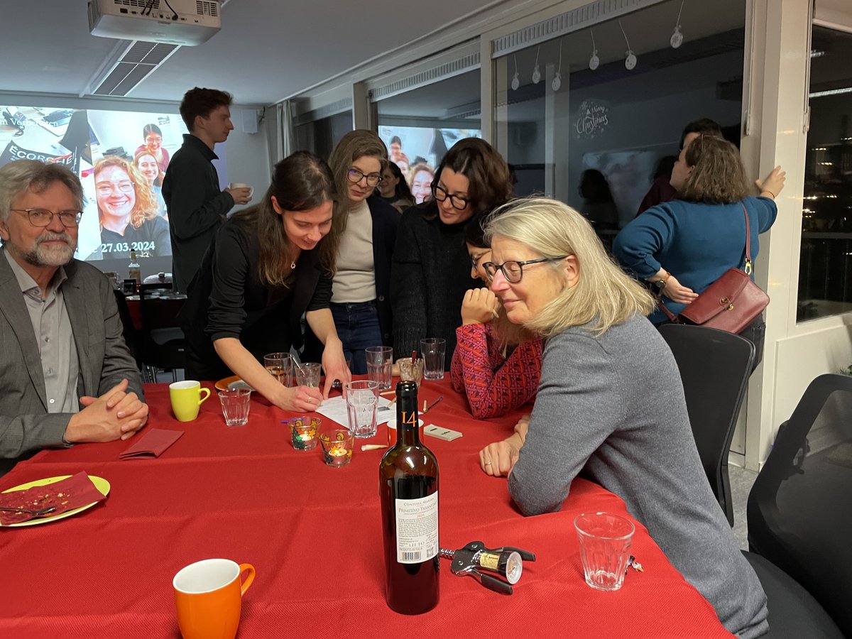 Mit Feuerzangenbowle, Bücherwichteln, Quiz und Musik haben wir das Jahr bei unserer Weihnachtsfeier entspannt ausklingen lassen.
Im neuen Jahr kommen wir mit vollem Schwung und vielen spannenden Veranstaltungen zurück!
Bis dahin wünscht der SFB 1391 allen besinnliche Feiertage!