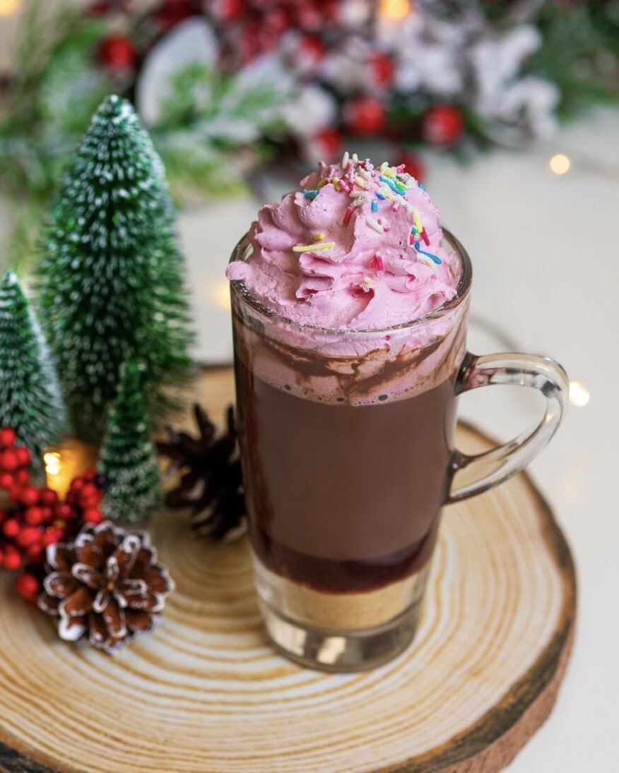 What we love most about December? The limited-edition drinks! 🎄

Treat yourself to our 𝒮𝓌𝑒𝑒𝓉 𝒮𝒶𝓃𝓉𝒶 𝒞𝓁𝒶𝓊𝓈 - a dreamy mix of chocolate, strawberry, and crushed biscuits. 🍫🍓🍪 Available for a limited time only, so don’t miss out!

📍 Find it now at Flocafe. ❤️