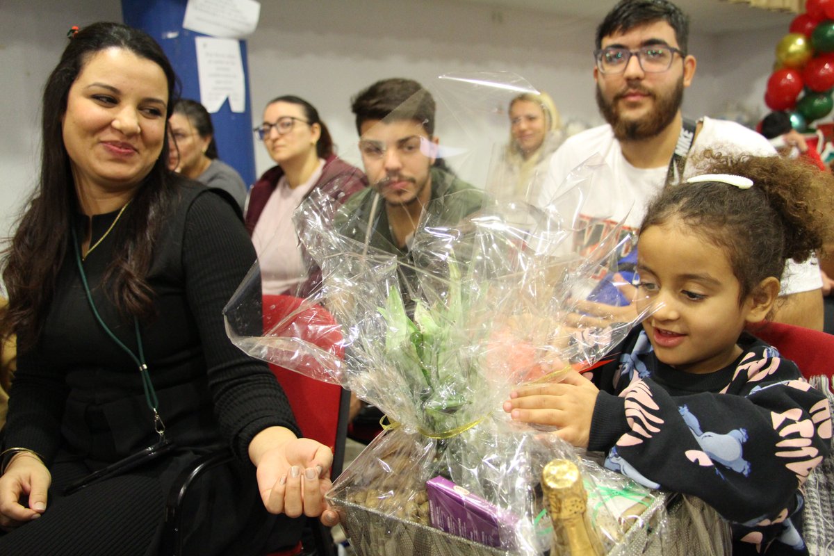 JOVESOLIDES's tweet image. Las obras más destacadas han obtenido una cesta navideña con productos valencianos procedentes de diversos comercios de proximidad de l&apos;Horta Sud, una de las comarcas más afectadas por la riada.

#RedEspaiTIC #einclusion #convivencia #interculturalidad #comunidad