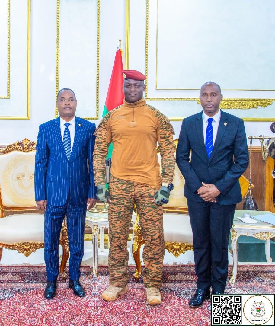 Patriote257's tweet photo. L'ambassadeur du Burundi 🇧🇮 en Afrique de l'Ouest Mr @NduwimanaEduard a eu des discussions fructueuses avec le président du @burkinafaso 🇧🇫 @CapitaineIb226.

Permettez-moi de vous rappeler que ce courageux président du Faso est le meilleur ami de Son Excellence @GeneralNeva https://t.co/C0bsJXDK7w