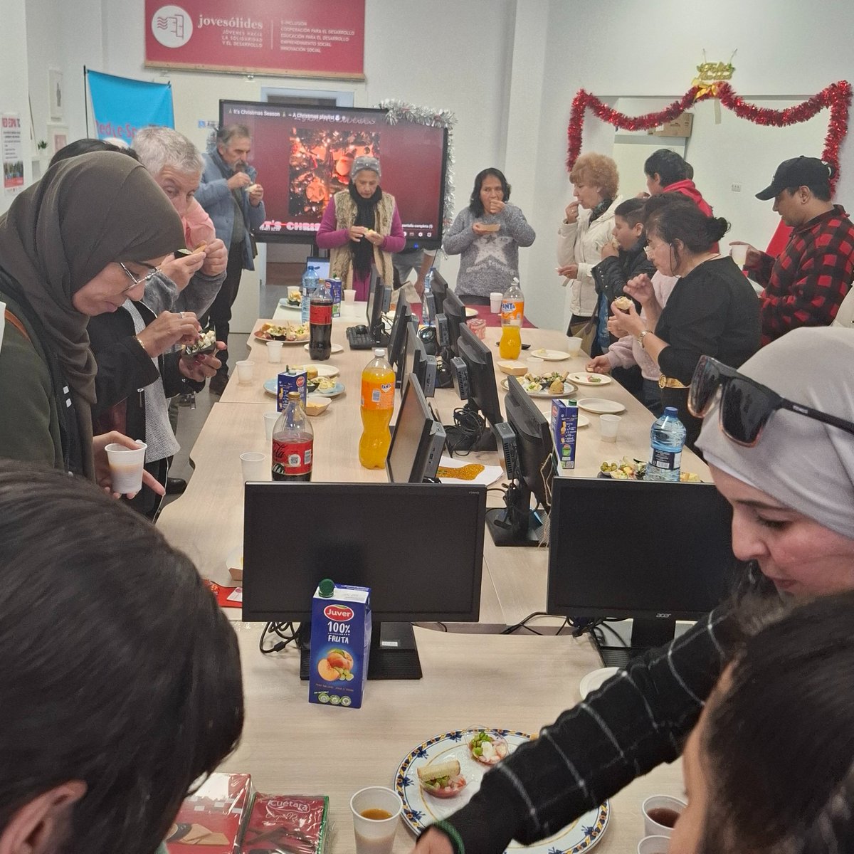 JOVESOLIDES's tweet image. Las obras más destacadas han obtenido una cesta navideña con productos valencianos procedentes de diversos comercios de proximidad de l&apos;Horta Sud, una de las comarcas más afectadas por la riada.

#RedEspaiTIC #einclusion #convivencia #interculturalidad #comunidad