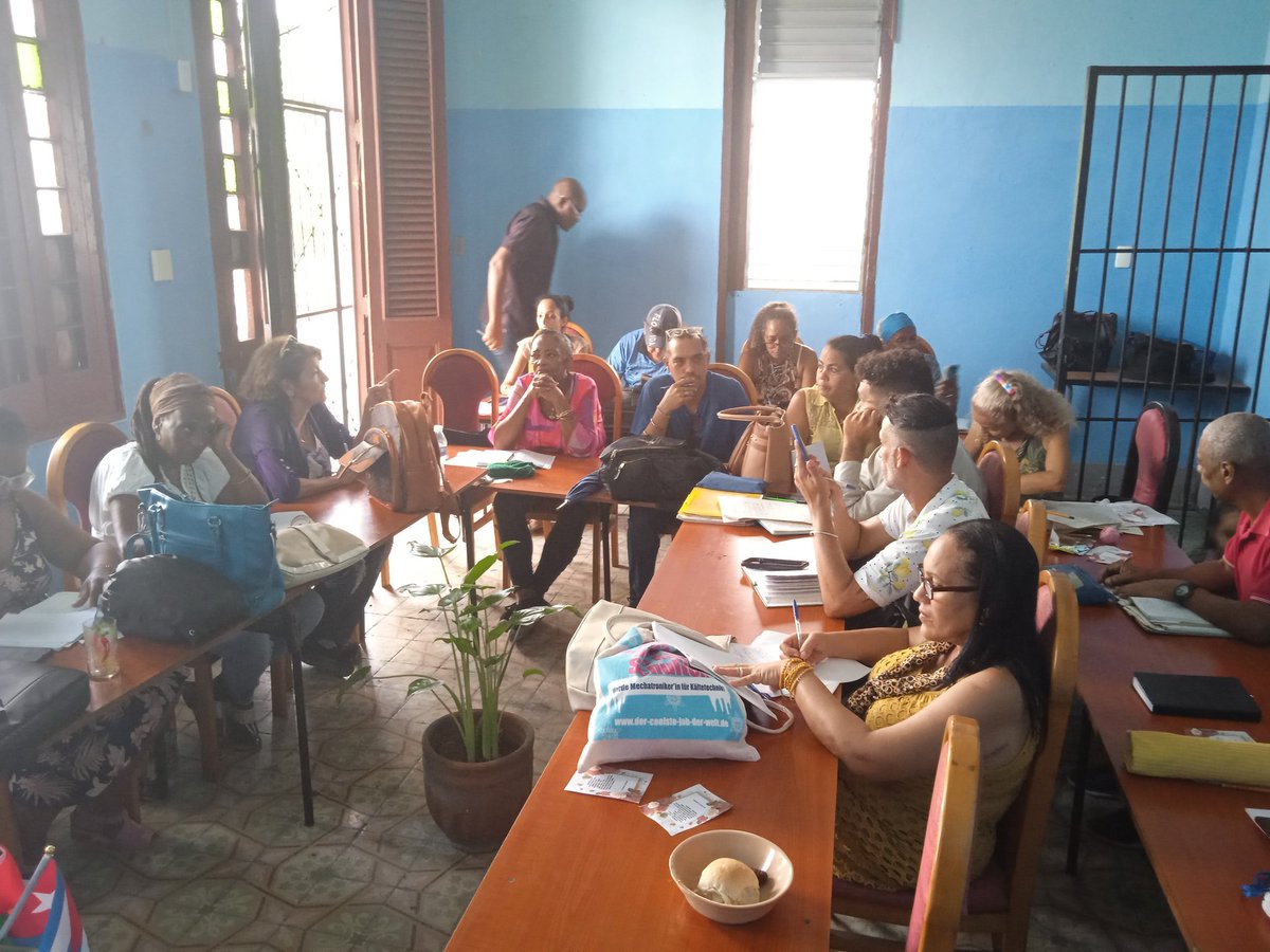 Se llevó a cabo un consejo técnico en la Dirección General de Educación Cerro, donde se discutieron estrategias para mejorar la calidad educativa y se planificaron acciones para el próximo ciclo escolar. <a href="/DirectEducaHab/">Karenia Marrero Arrechea</a> <a href="/OsoriaLautin/">Kirenia Osoria Lautin</a> <a href="/educacion_el/">Cerro Dirección General de Educación</a> <a href="/IzquierdoAlons1/">Livan Izquierdo Alonso</a> <a href="/Roilancu1/">Roilán Rodríguez Barbán</a>